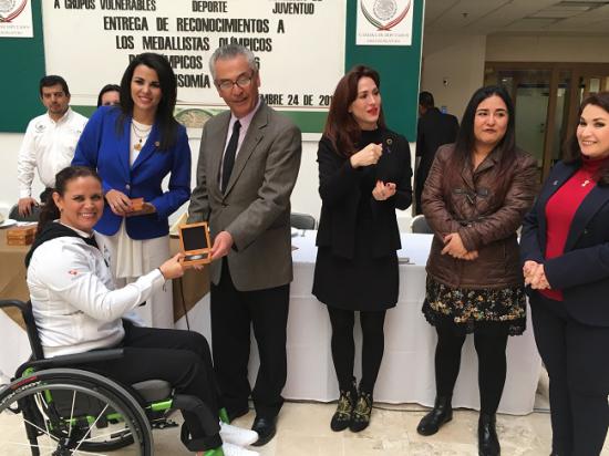 Karla Osuna, Luis Mesta, Paola Félix y Anabel Alvarado en la entrega de medallas a deportistas